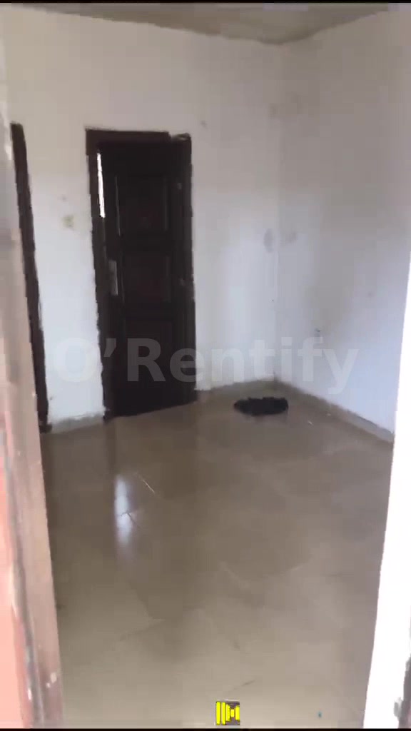 A selfcon available at Futa Southgate ( RCF axis) 8 - 10 minutes walk to school gate  Spacious ✅️  Water running ✅️  Fen photo 2