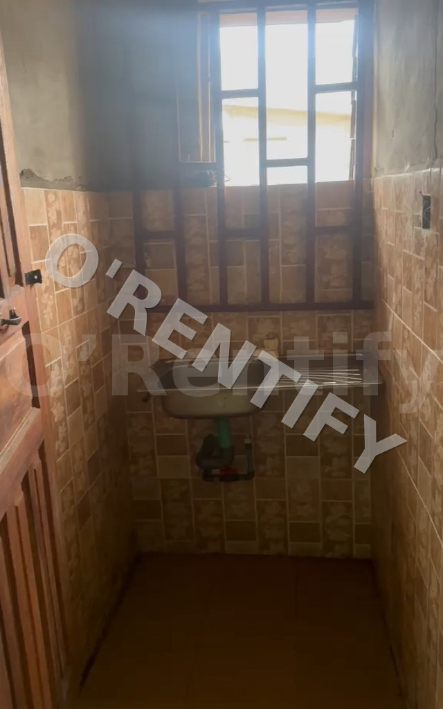 Another cute self con available at Westgate. Electricity Water Spacious Well secured