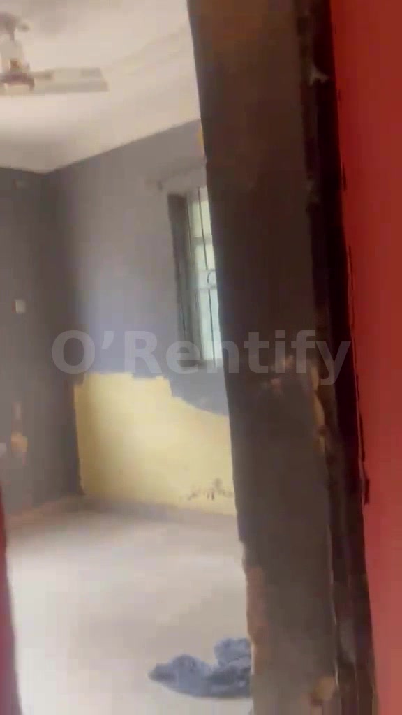ROOM IN A FLAT 📍ALI Balogun SHOMOLU, LAGOS  - Personal Toilet and Bathroom Description: - Room Very Spacious - Just Pay