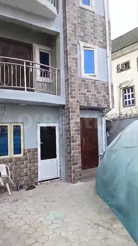 2 bedroom flat available up stair Off ogunlana bustop ijeshatedo Lagos  Rent 2.8m A year rent request  Igbo tribe  Video photo 4