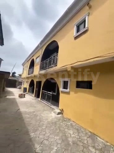 To let   3BEDROOM  PERSONAL PREPAID  6TENENTS IN COMPOUND  AMPLE CAR PARK  SECURITY, KITCHEN CABINETS  GATED STREET, BAL photo 2