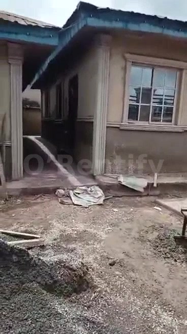 🏠 FOR RENT – ADEEBOWALE, ON TIE ROAD, ONDO STATE  A beautifully finished and secure property is available for rent.  🏡 photo 6