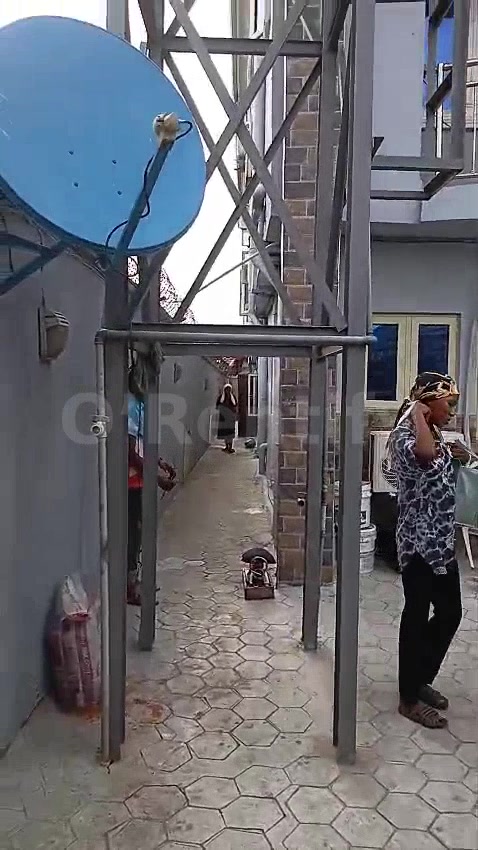 2 bedroom flat available up stair Off ogunlana bustop ijeshatedo Lagos  Rent 2.8m A year rent request  Igbo tribe  Video photo 2