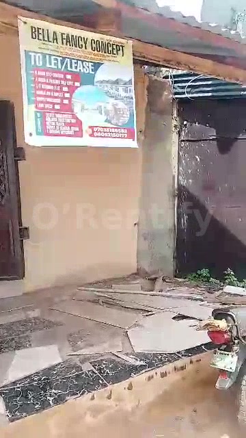 A Warehouse to let @ Akede junction, racing the main road ( Onah Baba Onah Okebaale ) rent is ₦1.2m without agreement an photo 2
