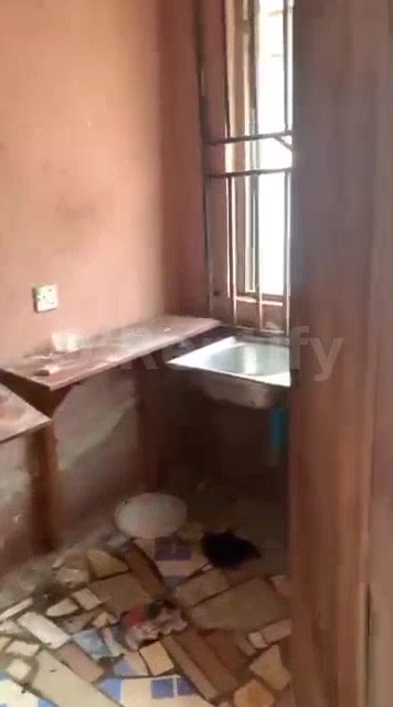 A room self con at futa south I2 22:24 minutes to gate Tiled Water running in compound Electricity Fenced photo 5