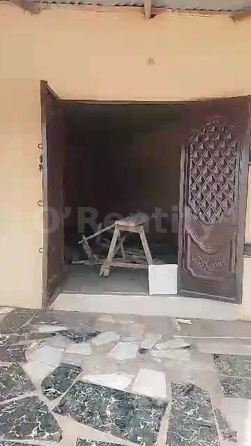 A Warehouse to let @ Akede junction, racing the main road ( Onah Baba Onah Okebaale ) rent is ₦1.2m without agreement an photo 4