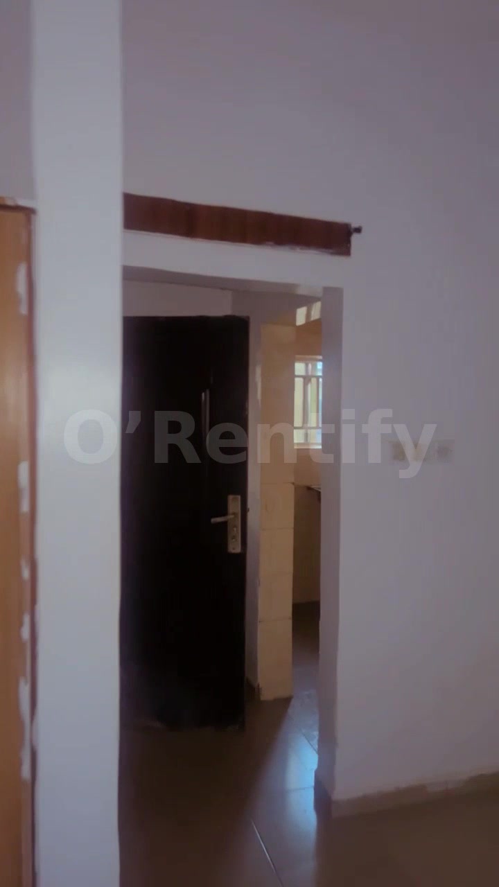 *TO LET* A spacious clean room self contain with AC at futa southgate, properly fenced with gate, in house security, war photo 4
