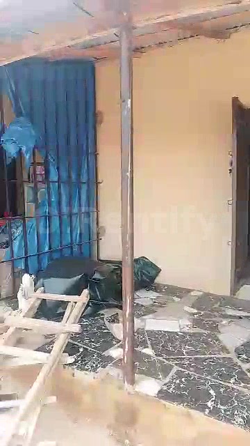 A Warehouse to let @ Akede junction, racing the main road ( Onah Baba Onah Okebaale ) rent is ₦1.2m without agreement an photo 3