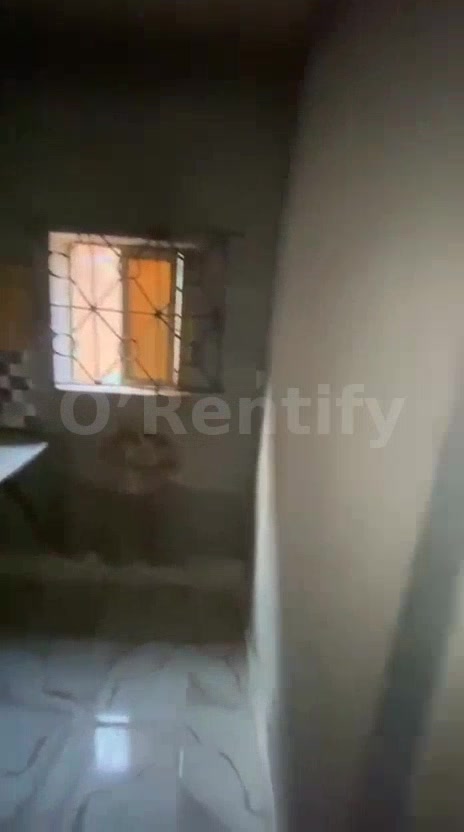DIRECT TO MANDATE   A standard and spacious 2BEDROOM FLAT (2toilet & bath) available to let at OFF PEDRO ROAD , Shomolu photo 2