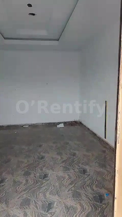 A standard Shop to let, located along onah Baba Onah Okebaale, Rent is 500k without service charges. photo 3