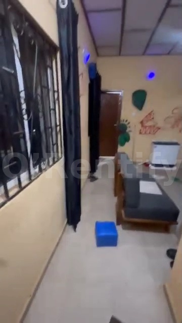 Dope room and parlour self contain is available at south gate
