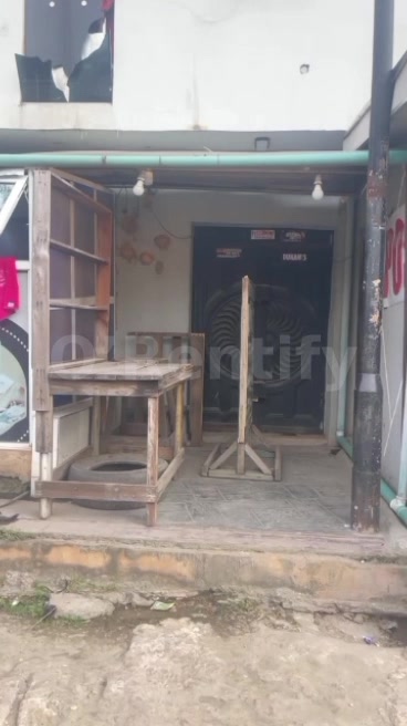 BASH ✌️   📍 MADE JUST FOR YOU   MY DIRECT TO MANDATE    Big Shop with extension  At SHOMOLU main road   RENT: 1M YEARLY photo 4