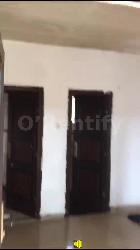 A selfcon available at Futa Southgate ( RCF axis) 8 - 10 minutes walk to school gate  Spacious ✅️  Water running ✅️  Fen photo 3