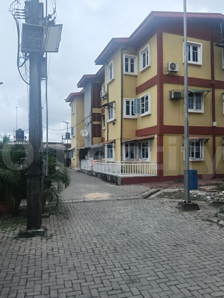 🏠 TO LET – SPACIOUS 3-BEDROOM FLAT  ✨ Recently Renovated 3-Bedroom Flat 📍 Location: Gated LSDPC Estate, Lawanson, Suru