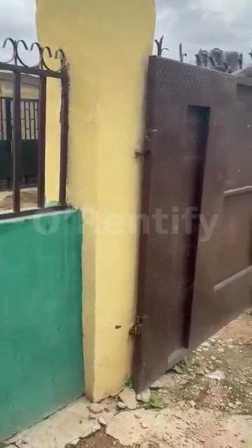 TWO SET OF ROOM AND PARLOR SELFCON AVAILABLE AT GARAGE ILESHA VERY CLOSE TO MAIN ROAD FULL POP AND HALF POP   450K  350k in Nigeria