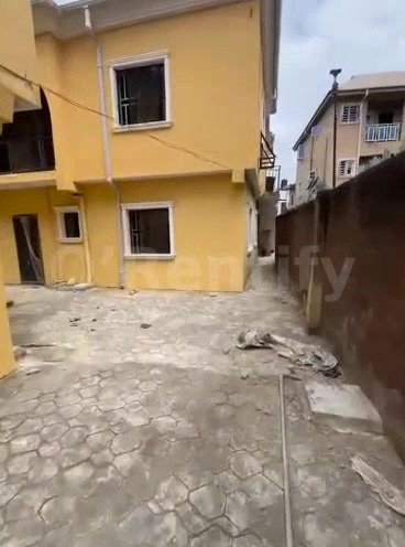 To let   3BEDROOM  PERSONAL PREPAID  6TENENTS IN COMPOUND  AMPLE CAR PARK  SECURITY, KITCHEN CABINETS  GATED STREET, BAL photo 5