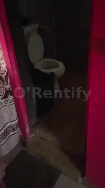 A room sefcon available at Westgate. 6-8min walk from the gate ✅ Electricity ✅ Water running ✅ Wardrobe photo 5