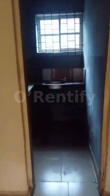 a neat spacious self con to let photo 3