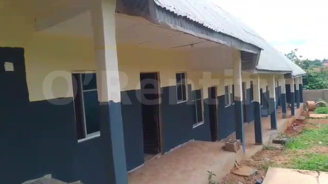 📍Newly built dope  self contain is available at NORTHGATE   Electricity ✅️  Water running ✅️  Neat compound ✅️ Fenced ✅ photo 4