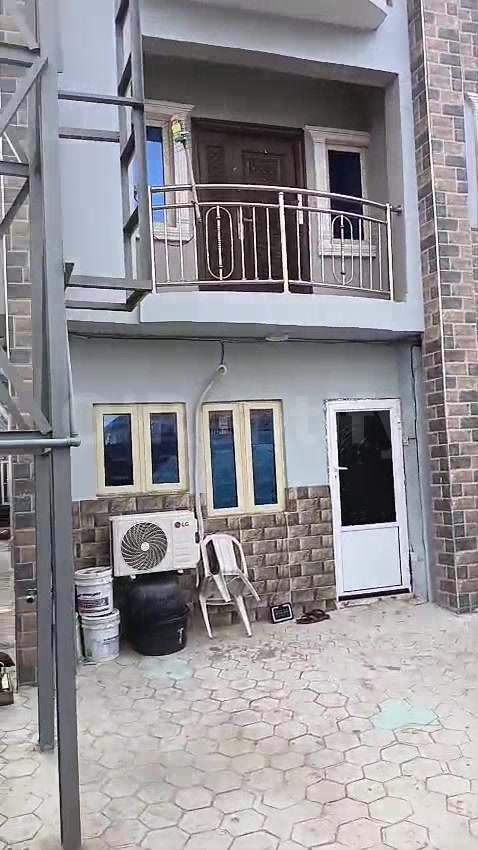 2 bedroom flat available up stair Off ogunlana bustop ijeshatedo Lagos  Rent 2.8m A year rent request  Igbo tribe  Video photo 5