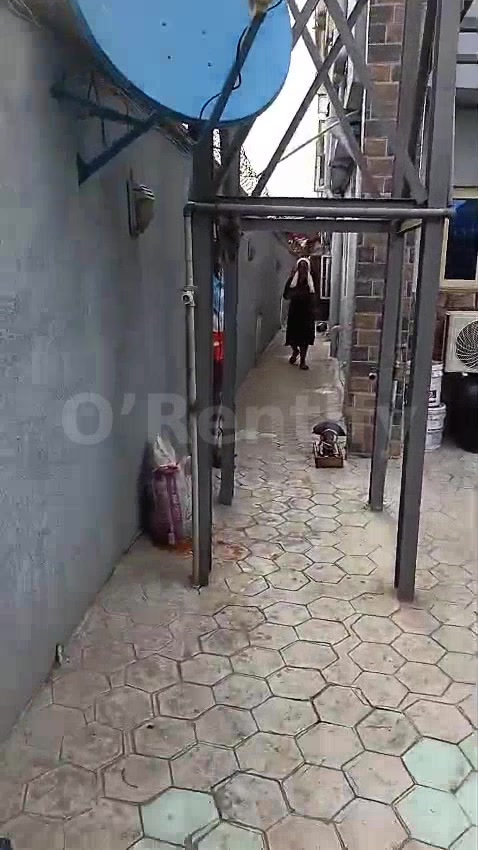 2 bedroom flat available up stair Off ogunlana bustop ijeshatedo Lagos  Rent 2.8m A year rent request  Igbo tribe  Video photo 6