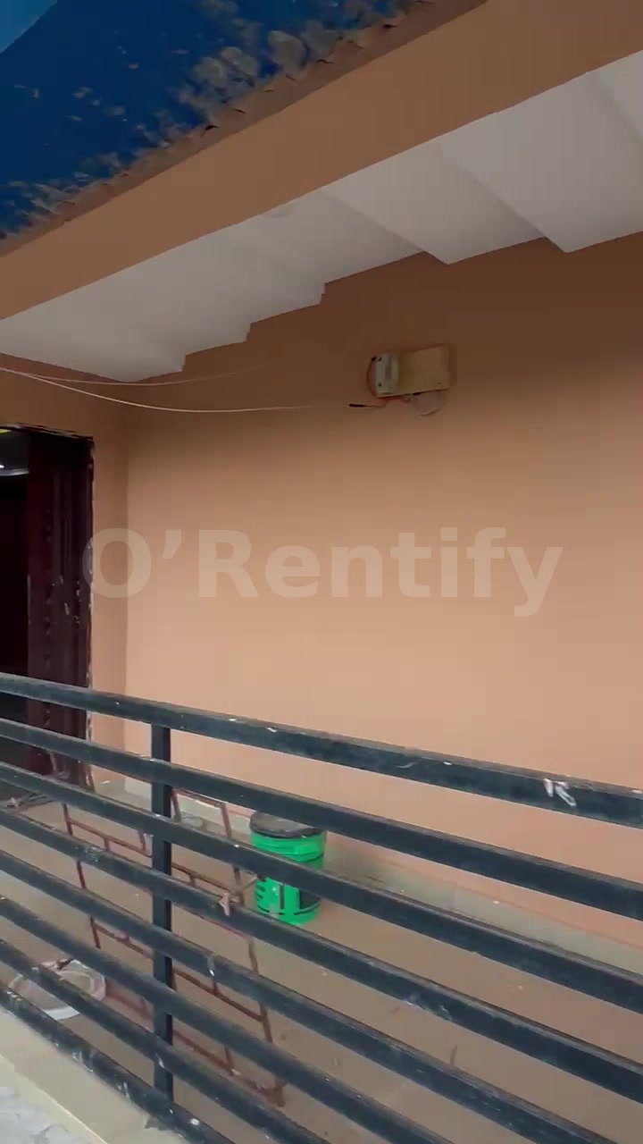 🏠 TO LET  Tastefully built 2-bedroom flat with full POP, kitchen cabinets, Band A light and other facilities. 📍 Oroki photo 3