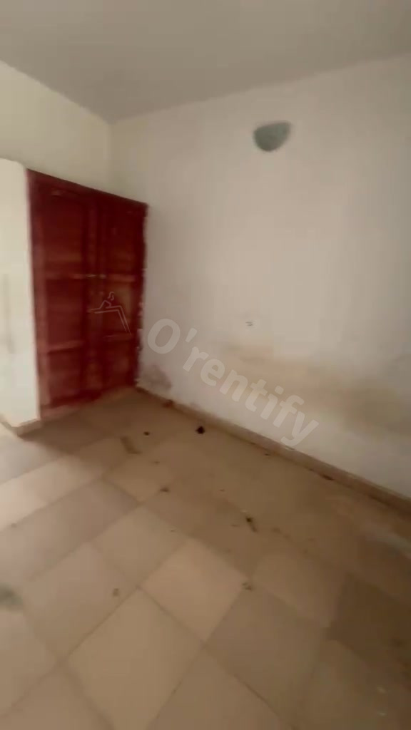 Nice self contain is available Spacious Electricity Wardrobe Fenced Gat photo 2