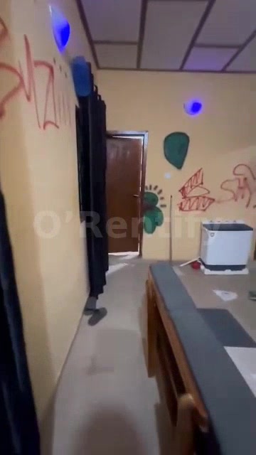 Dope room and parlour self contain is available at south aate Wardrobe Spacious Electricity Tiled Water runninc Fenced photo 2