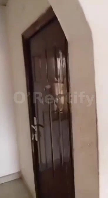 TO LET: super clean 3 bedroom flat POP fully furnished with all household appliances and furniture, 24/7 light Available photo 2