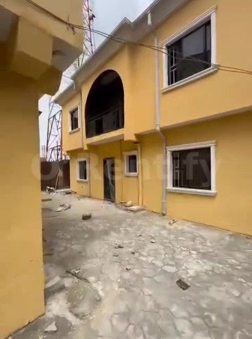 To let   3BEDROOM  PERSONAL PREPAID  6TENENTS IN COMPOUND  AMPLE CAR PARK  SECURITY, KITCHEN CABINETS  GATED STREET, BAL photo 6