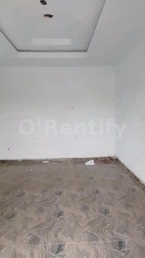 A standard Shop to let, located along onah Baba Onah Okebaale, Rent is 500k without service charges. photo 4