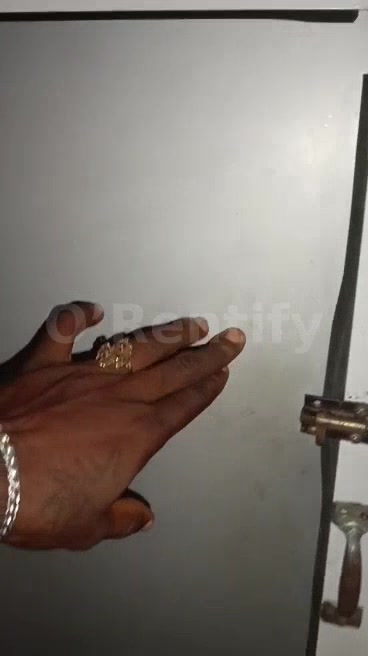 *Just out, Shop with Toilet inside For Rent*  A Shop with personal Toilet  To Let on Hussey Road opp Yabatech, WAEC B/St photo 4