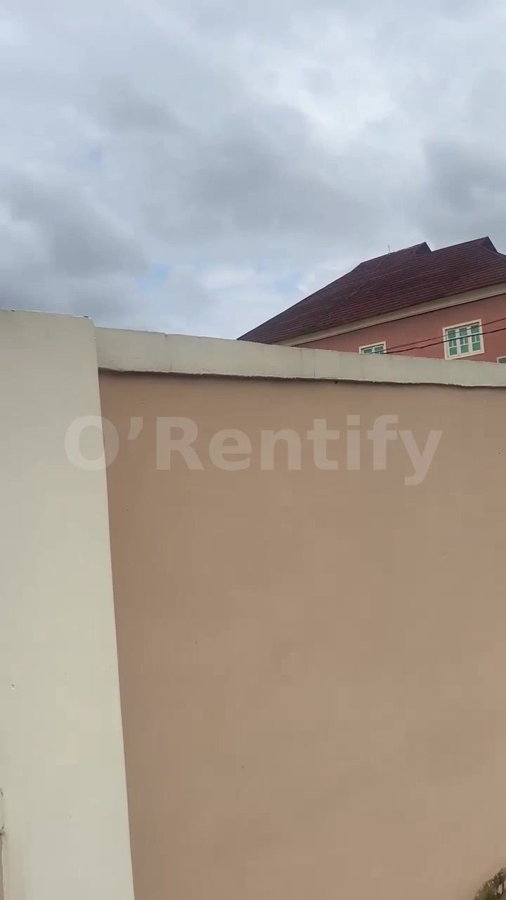 To let   Standard 3 bedroom flat, with good facilities @ Gra 1.5m