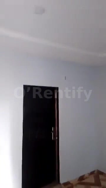 To let  A single room Selfcon behind ziongate hostel Southgate  Pop, tiled, screed wall, water running (borehole), floor photo 2