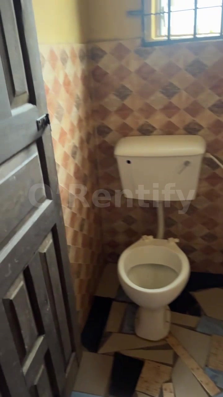 a neat spacious self con to let photo 3