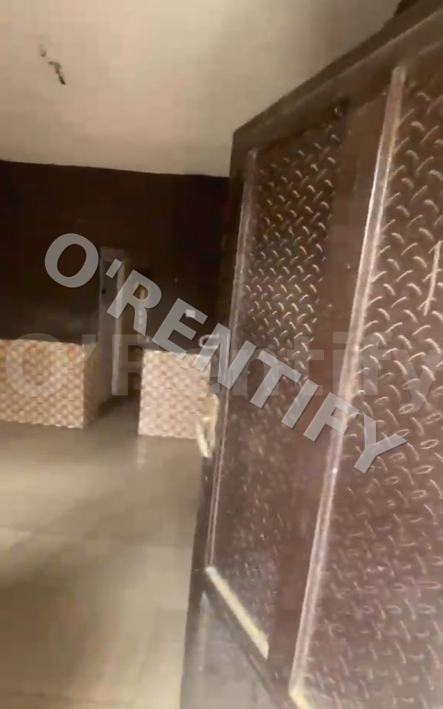 Dope and spacious self contained is available at FUTA Southgate  7-8 minutes walk to gate