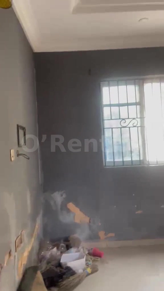 ROOM IN A FLAT 📍ALI Balogun SHOMOLU, LAGOS  - Personal Toilet and Bathroom Description: - Room Very Spacious - Just Pay photo 2
