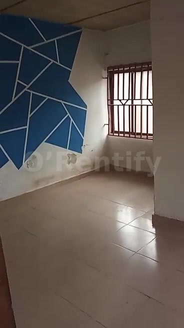 Veru spacious self con available at South Gate About 6 minutes to gate compound fenced and gated Light  Water photo 2