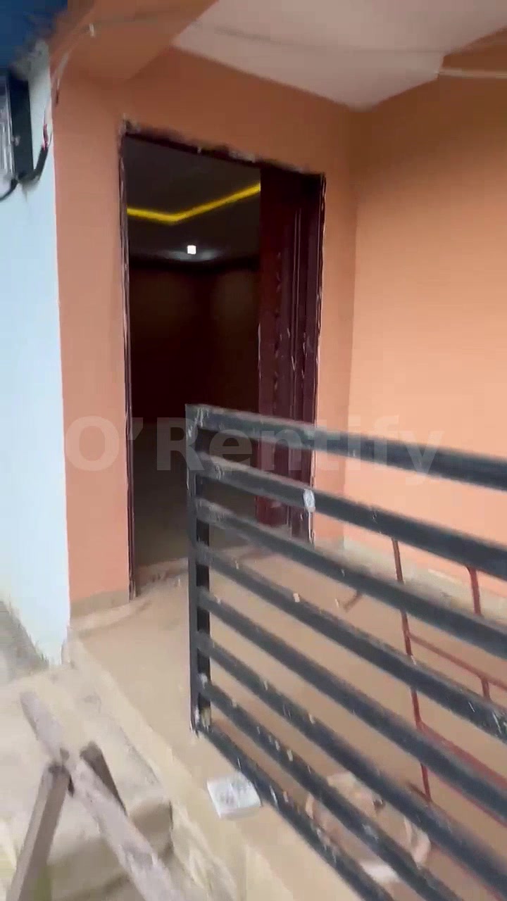 🏠 TO LET  Tastefully built 2-bedroom flat with full POP, kitchen cabinets, Band A light and other facilities. 📍 Oroki photo 4