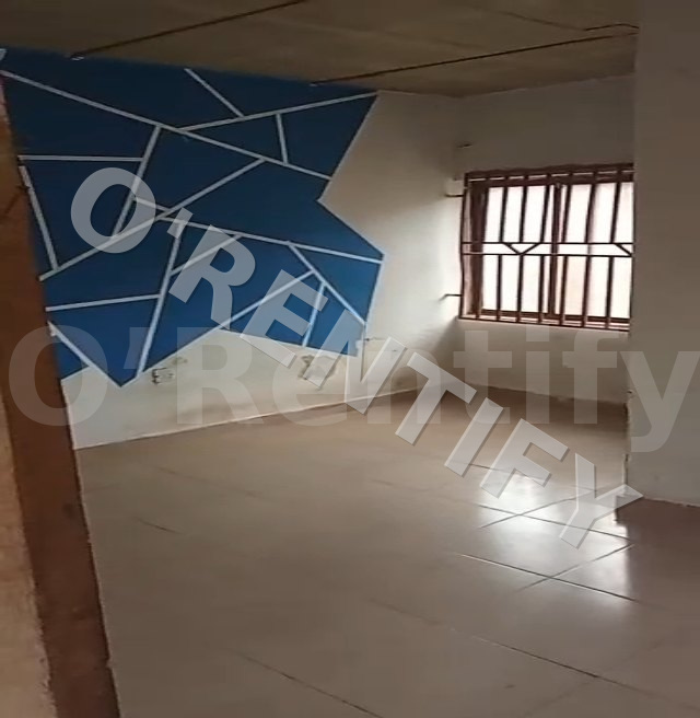 Veru spacious self con available at South Gate About 6 minutes to gate compound fenced and gated Light  Water