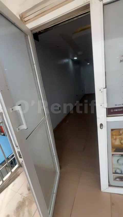 Big Shop at Onababaona with full POP Rent 700k..,... upstairs....A&B ESTATE CONSULTANT photo 3