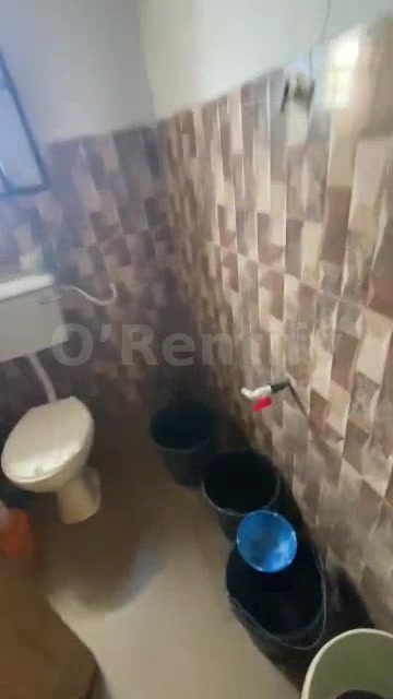 Spacious selfcon available at west gate asunde axis Fenced and gated  10 minutes to gate  Rent 200k Aggrement 20k Careta photo 3