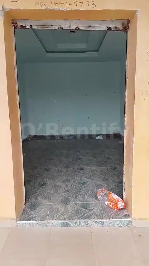 A standard Shop to let, located along onah Baba Onah Okebaale, Rent is 500k without service charges.