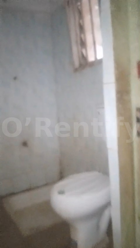 Very spacious selfcon available at Southgate (9 asbestos). With spacious restroom. 6-7 mins walk photo 5