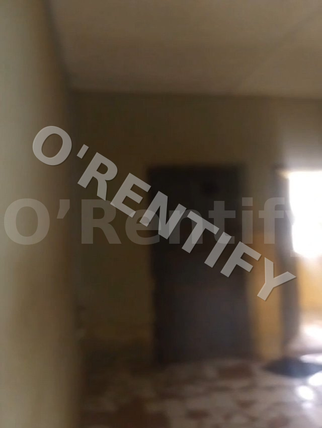Spacious selfcon available at FUTA Southgate, 7 mins walk to school