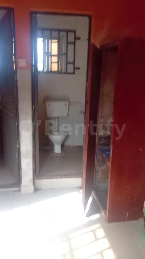 ROOM SEFCON NORTH GATE DEEPER LIFE JUNCTION I minutes to the gate FENCED AND GATET RUNNING WATER ELECTRICITY in Akure south, Ondo state