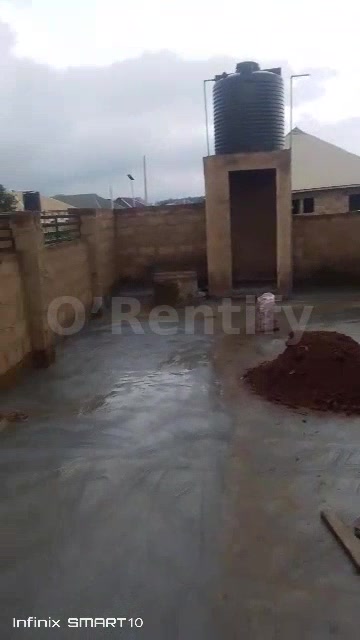 2 bed room flat is available at owode llesa rent 800k running with water fully tiler full Pop fence kitchen cabinets gat photo 5