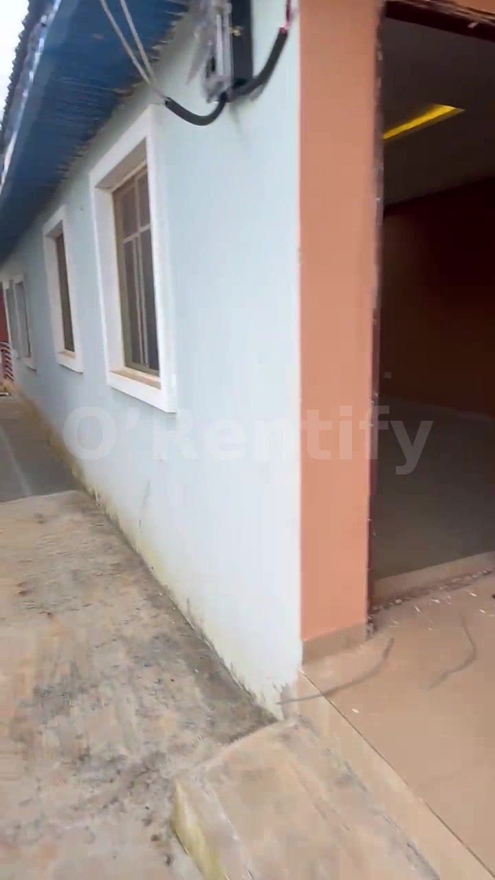 🏠 TO LET  Tastefully built 2-bedroom flat with full POP, kitchen cabinets, Band A light and other facilities. 📍 Oroki photo 5