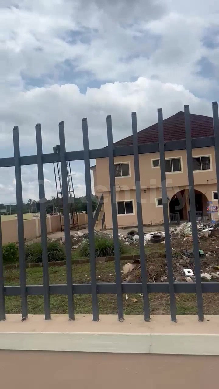 To let   Standard 3 bedroom flat, with good facilities @ Gra 1.5m photo 2