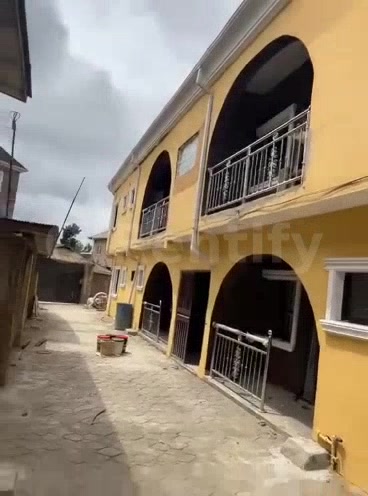 To let   3BEDROOM  PERSONAL PREPAID  6TENENTS IN COMPOUND  AMPLE CAR PARK  SECURITY, KITCHEN CABINETS  GATED STREET, BAL photo 3